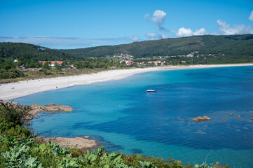 Obraz premium Side view from above of a beach with turquoise water and white sand