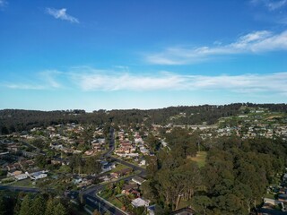 Obraz premium Aerial view of suburban neighborhood surrounded by greenery.