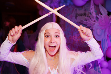 Cheerful animator girl with drumsticks on holiday. drum show