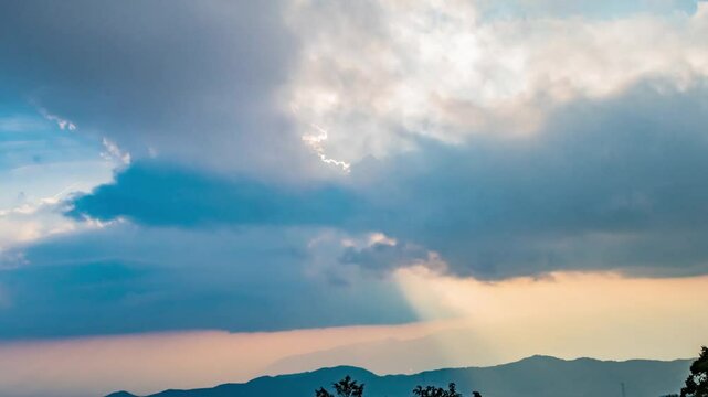山頂にて行き交う雲