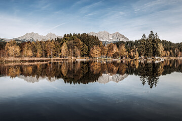 Fototapeta premium Schwarzsee in Herbststimmung mit Wilder Kaiser Gebirge, Kitzbühel