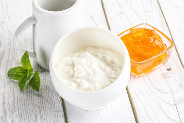 Grain curd with cream and jam