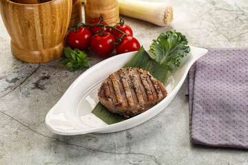 Grilled tuna medallion in the plate