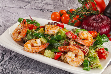 Salad with prawn and quinoa