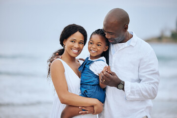 Obraz premium Black family, child and bonding with daughter on vacation or travel by ocean for fun, playful and together. Beach, people and holiday on weekend for adventure, freedom and nature in summer or outdoor