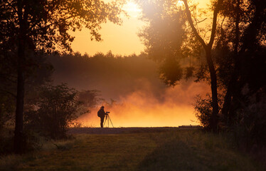 Jesienny, mglisty poranek nad stawem, wschód słońca. © mycatherina
