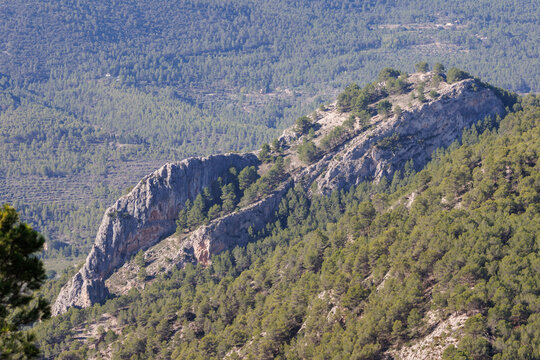 Paisaje con el yacimiento medieval de la Atalaya de el Castellar desde la cima de San Cristobal en Alcoy, Espa&ntilde;a