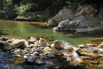 岩の間を流れる川の流れ