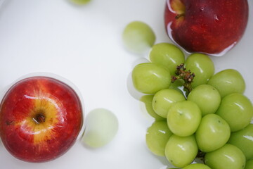 red apple and green apple