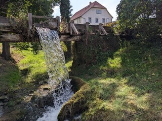 Wasserfall an einer alten Mühle - Waterfall at an old mill