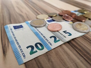 New Year 2025 - Euro Scheine und Münzen