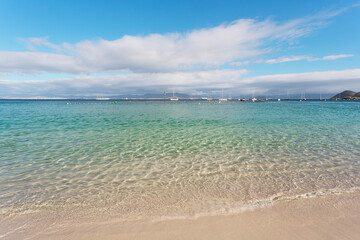 Aguas cristalinas en la playa de Rodas en las Islas Cíes, Pontevedra, Galicia, España