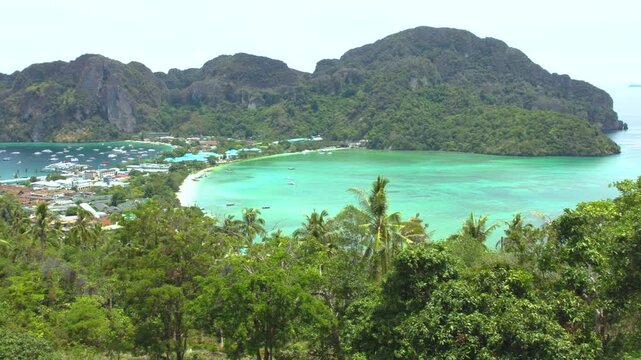 Vue panoramique de droite &agrave; gauche de Ko Phi Phi depuis le 3e point de vue
