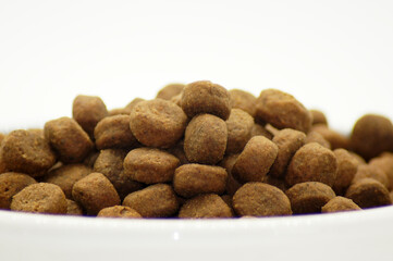 Hunde Trockenfutter freigestellt auf weißem Hintergrund