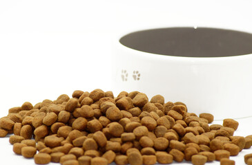 Hunde Trockenfutter freigestellt auf weißem Hintergrund