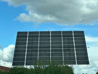 Panneaux solaires sur un mat