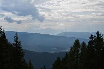 Schöne Landschaft am Gampenpass in Südtirol 