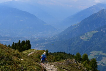 Mann wandert auf dem Hirzer in Südtirol 