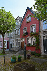 Blick auf historische Bürgerhäuser auf dem Benediktusplatz in Kornelimünster