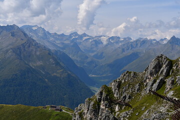 Sch&ouml;ne Landschaft mit Blick zu,m Gletscher im Stubaital