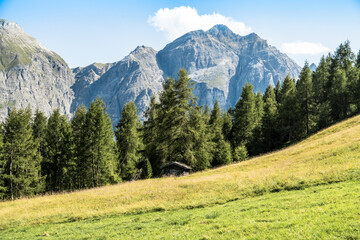 Kleine Berghütte von einem Bergmassiv, Österreich