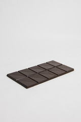 photographie d'une tablette de chocolat noir