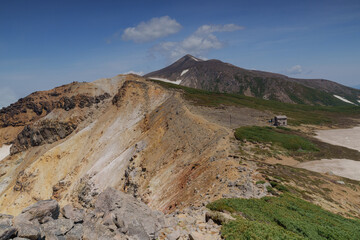 残雪残る十勝岳　上ホロカメットク山からの縦走路