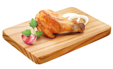 tábua de madeira com coxa de frango assado acompanhado de salsa, alho e cebola isolado em fundo transparente