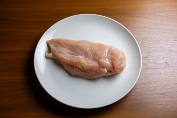 白い皿の上の鶏むね肉