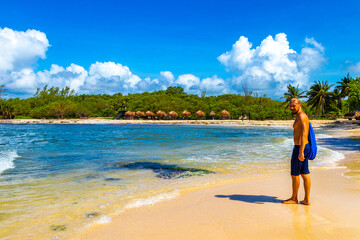 Obraz premium Male tourist man with long hair on Caribbean beach Mexico.