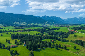 Obraz premium Naturlandschaft am oberbayerischen Alpenrand nahe Steingaden im Sommer