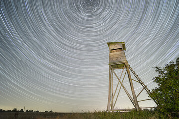 Ambona myśliwska nocą i tory gwiazd. © MarcinRoj.Fotografia