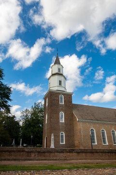 Williamsburg, Virginia, USA S The red brick Bruton Parish Church