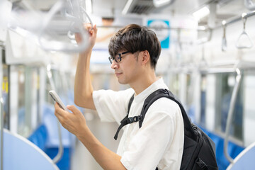 電車に乗る男性