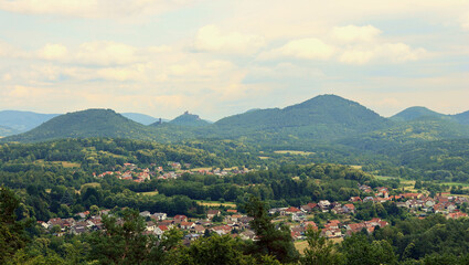 Fototapeta premium Aussicht vom Premium-Wanderweg Dimbacher Buntsandstein Höhenweg im Pfälzerwald in Richtung Annweiler am Tifels und auf die Reichsburg Trifels. 