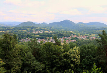 Obraz premium Aussicht vom Premium-Wanderweg Dimbacher Buntsandstein Höhenweg im Pfälzerwald in Richtung Annweiler am Tifels und auf die Reichsburg Trifels. 