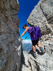 Frau beim Bergwandern. Leoganger Steinberge, Leogang, Birnhorn, 2626 m, Bergtour, alpiner Steig, Kletterei durch die Südwand