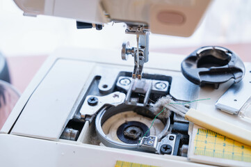 ミシンの釜に溜まったホコリの掃除