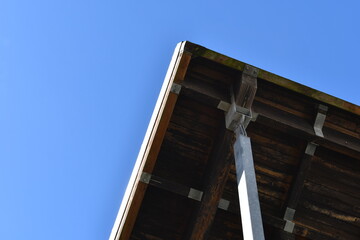 Obraz premium Corner of roof, large metal beam support.