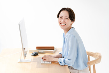 デスクワークをする笑顔の女性