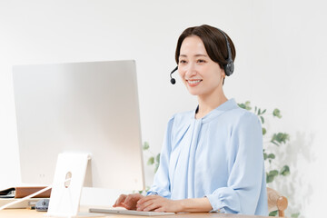 リモート会議をする女性