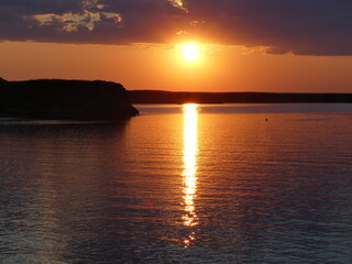 Naklejka premium Shining sun set over lake
