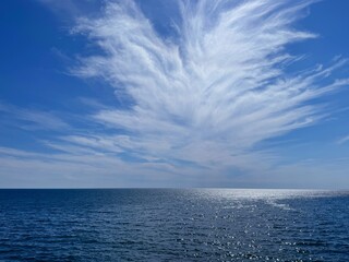 Fototapeta premium Blue sea and beautiful cloud in the sky