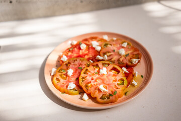 salada de tomates frescos e queijo