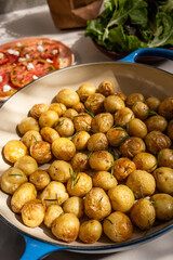 panela com batatas assadas