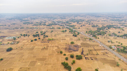 Obraz premium Aerial view of dry farm fields during summer in panni, madhya pradesh India. View of agriculture field. Dry farms due to scarcity of water.