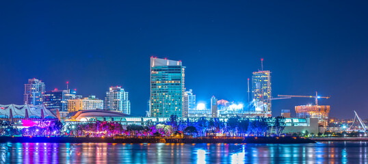 Obraz premium Colorful downtown San Diego at night seen from Coronado island