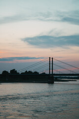 Rheinbrücke in Düsseldorf bei Dämmerung