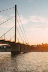 Oberkasseler Brücke und Rhein im sanften Licht des Sonnenuntergangs