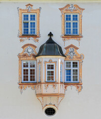 historische Fensterfront an bayrischem Kloster 2